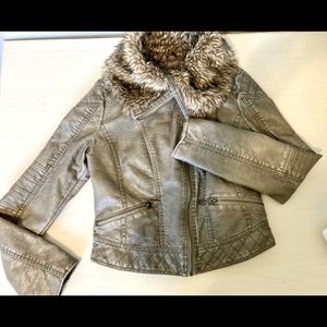 🧥 Gray Leather Zip Up Jacket with Fur Collar and Pockets